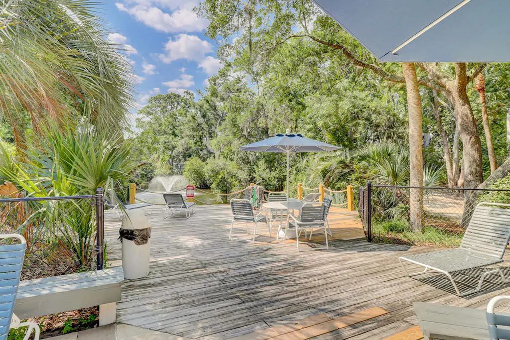 Inviting Condo with pool, tennis court and close to Coligny Plaza and Beach