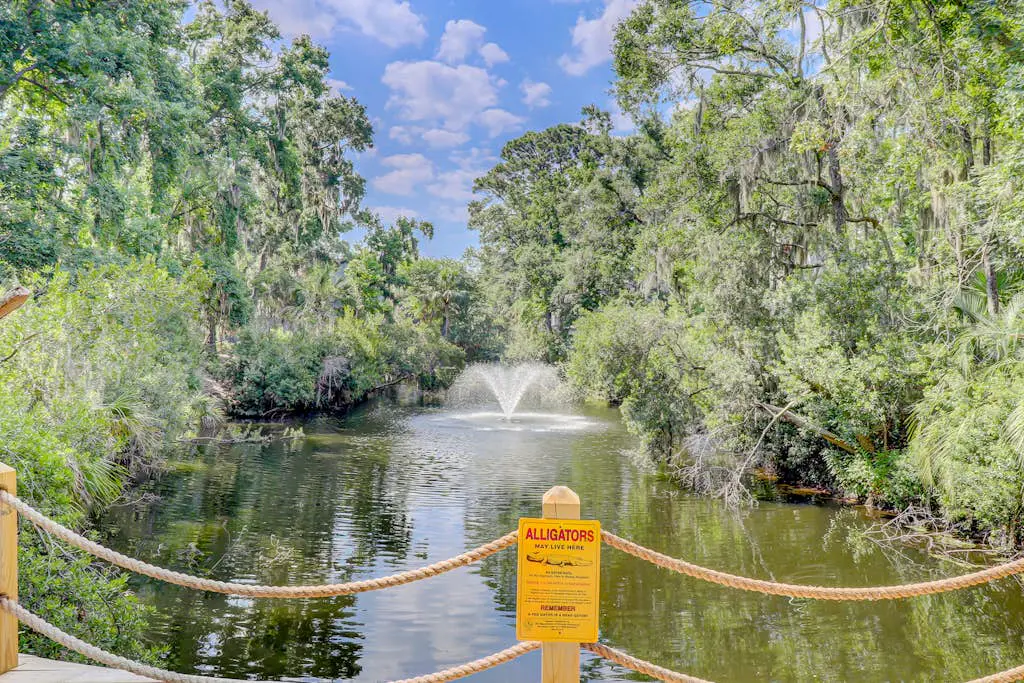 Inviting Condo with pool, tennis court and close to Coligny Plaza and Beach
