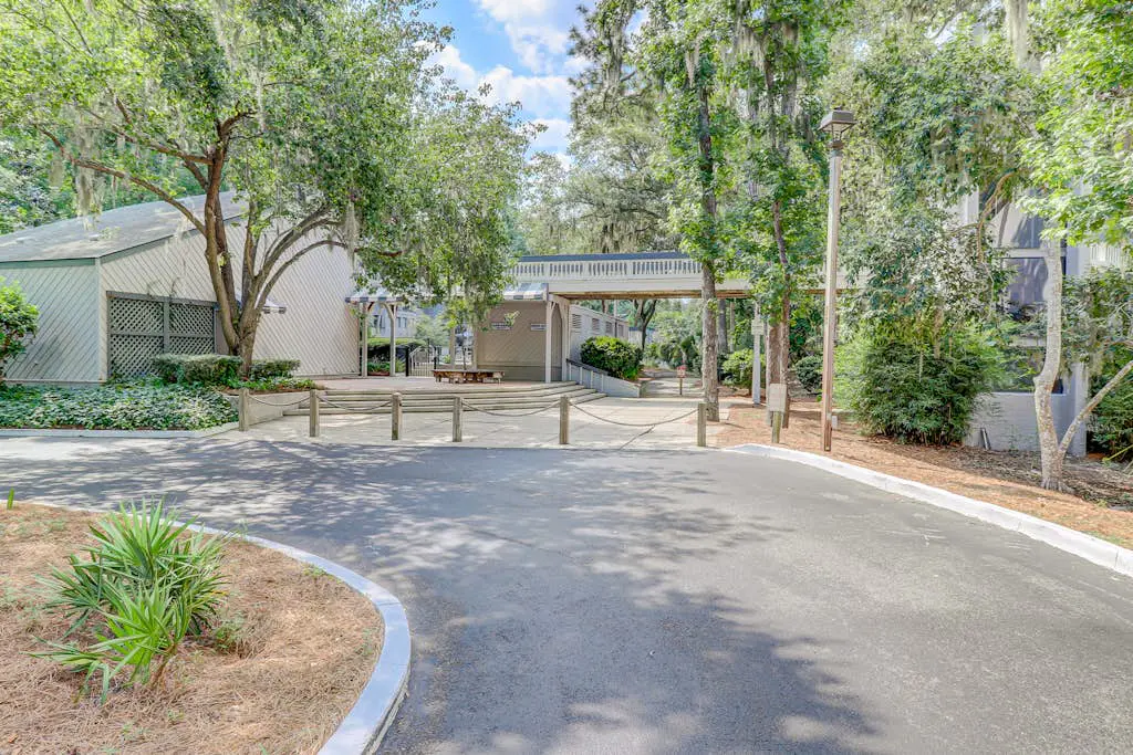 Inviting Condo with pool, tennis court and close to Coligny Plaza and Beach