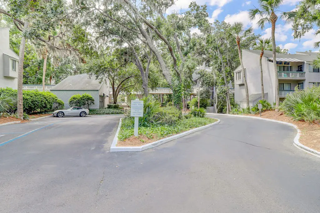 Inviting Condo with pool, tennis court and close to Coligny Plaza and Beach