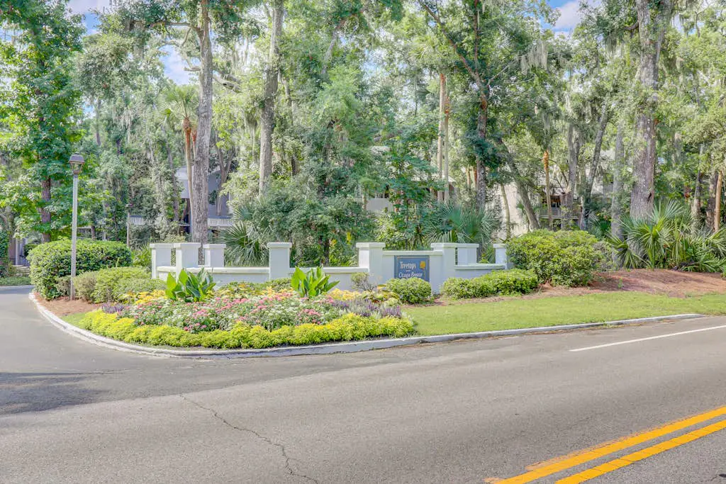 Inviting Condo with pool, tennis court and close to Coligny Plaza and Beach