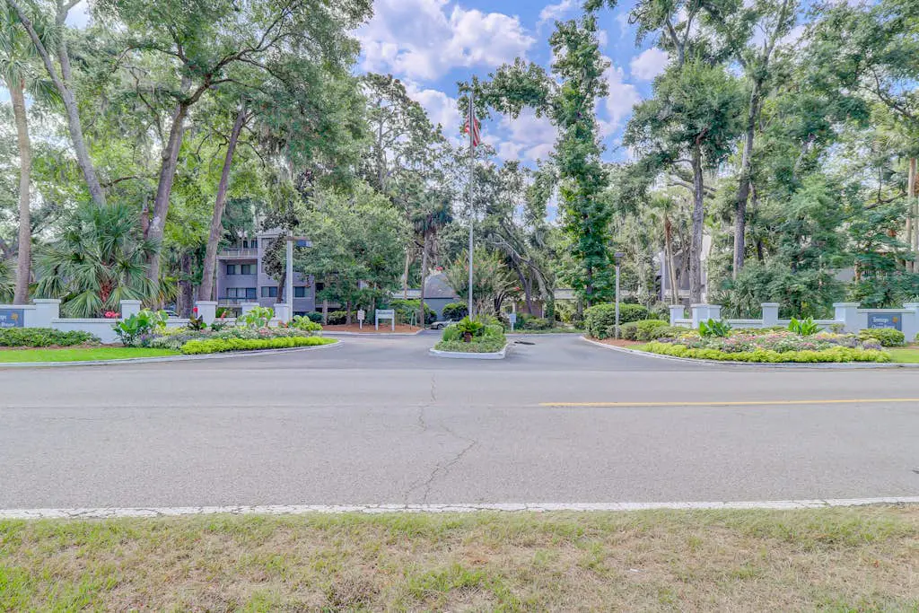 Inviting Condo with pool, tennis court and close to Coligny Plaza and Beach