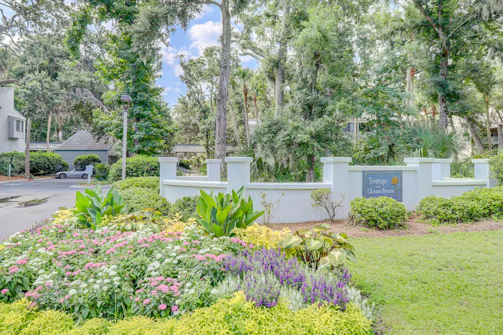 Inviting Condo with pool, tennis court and close to Coligny Plaza and Beach