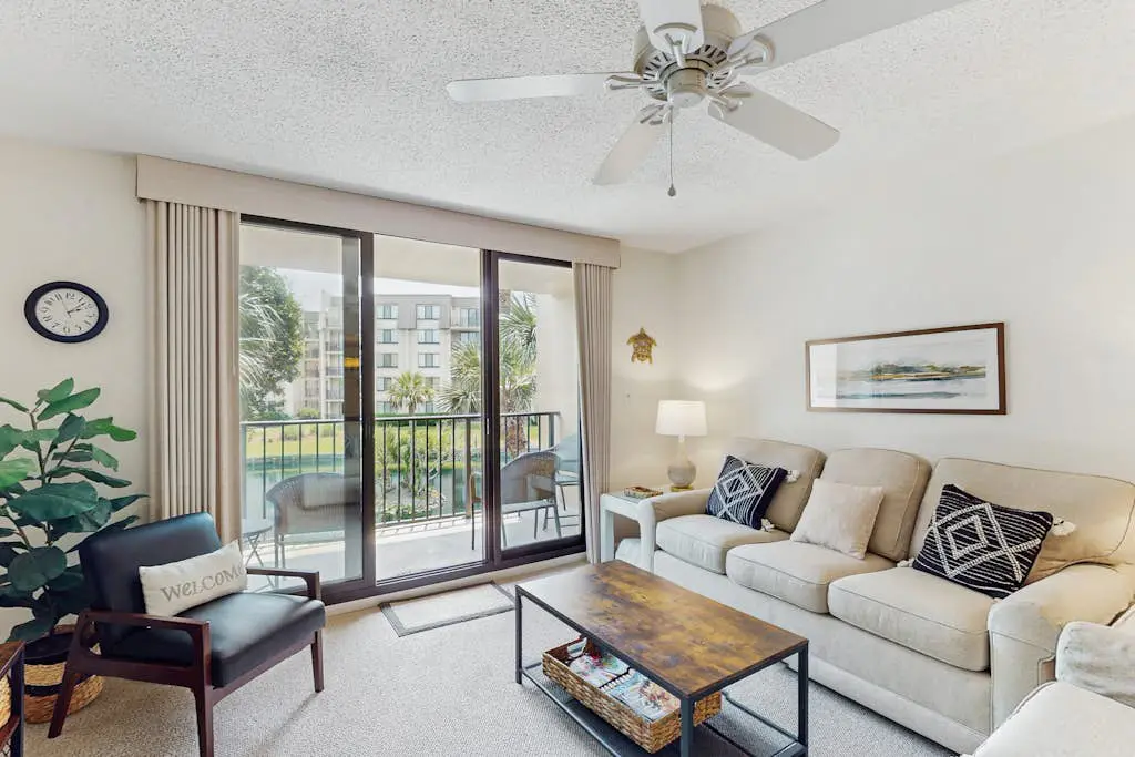 Bright Condo with Full Kitchen, Shared Pools, Hot Tub, Beach Access, and More
