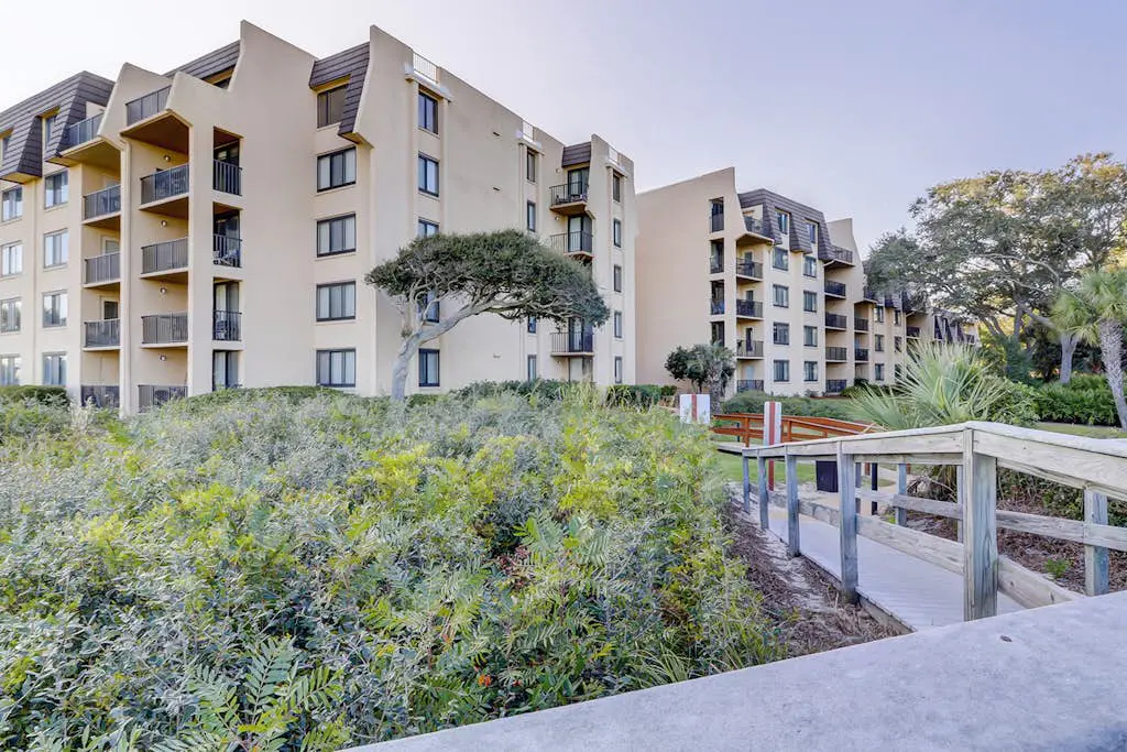Quiet Hideaway with Pools, Hot Tub, Tennis & Easy Beach Access