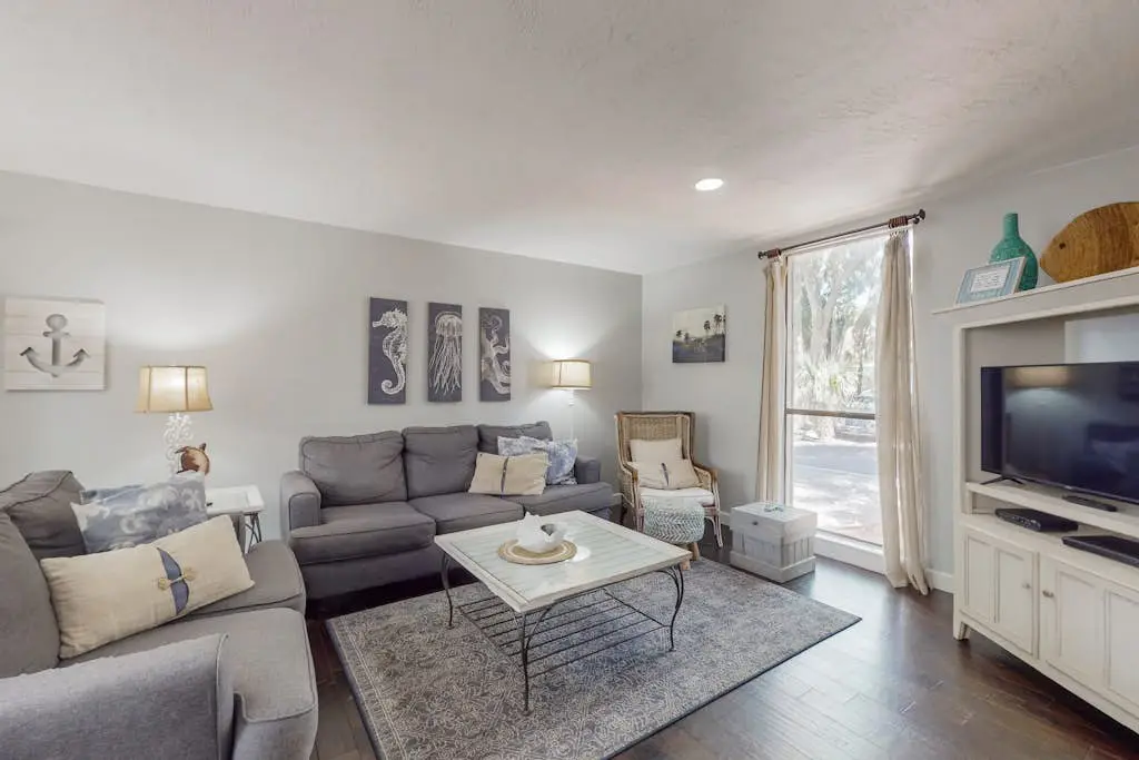 Desirable location with 2 Pools, Walk to Exclusive Beach Cabana