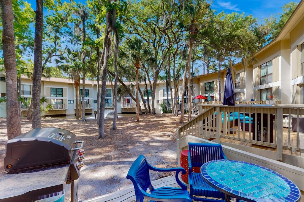 Desirable location with 2 Pools, Walk to Exclusive Beach Cabana