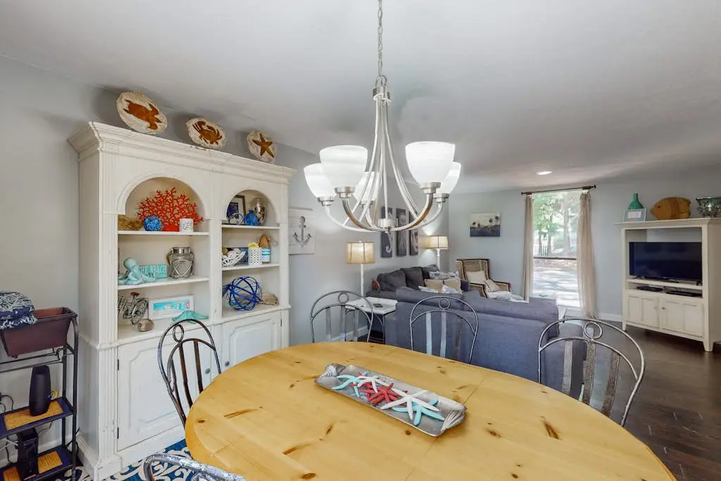 Desirable location with 2 Pools, Walk to Exclusive Beach Cabana