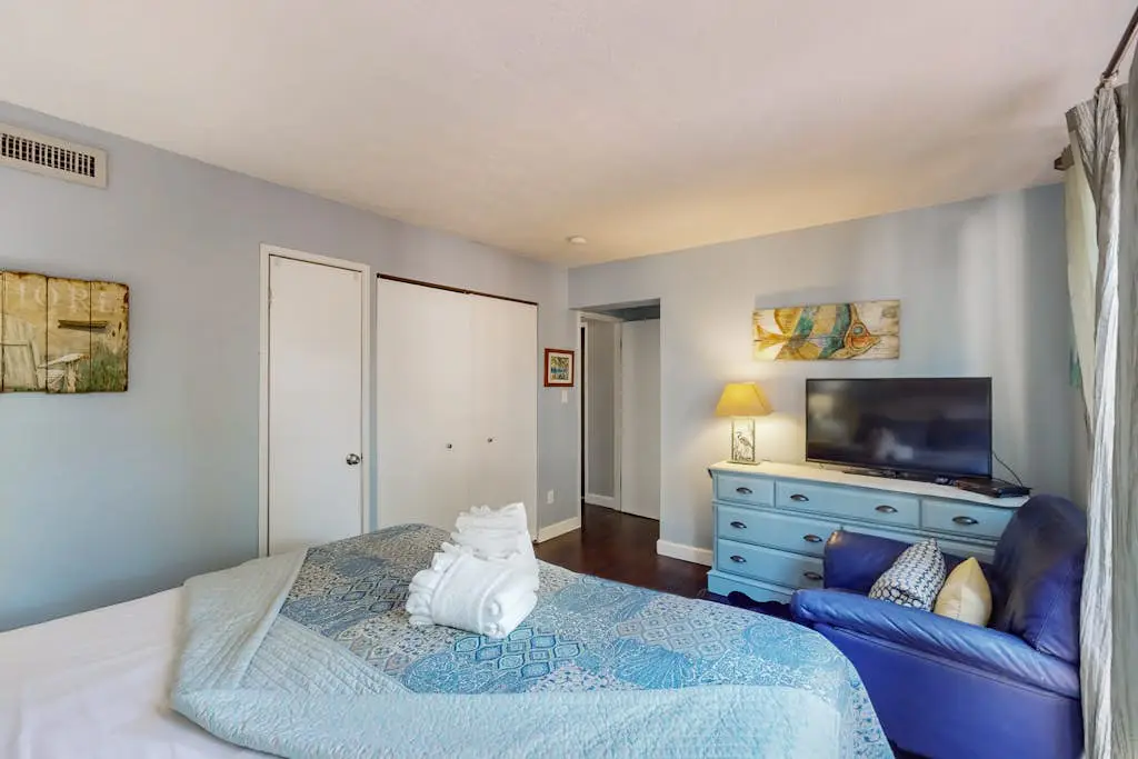 Desirable location with 2 Pools, Walk to Exclusive Beach Cabana