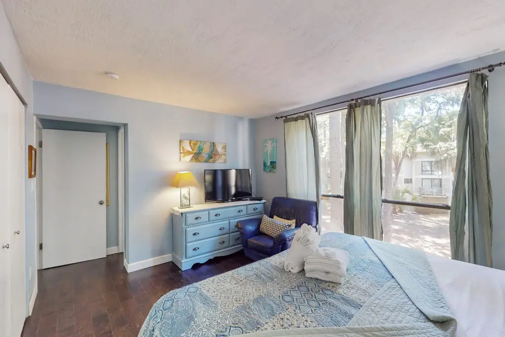 Desirable location with 2 Pools, Walk to Exclusive Beach Cabana