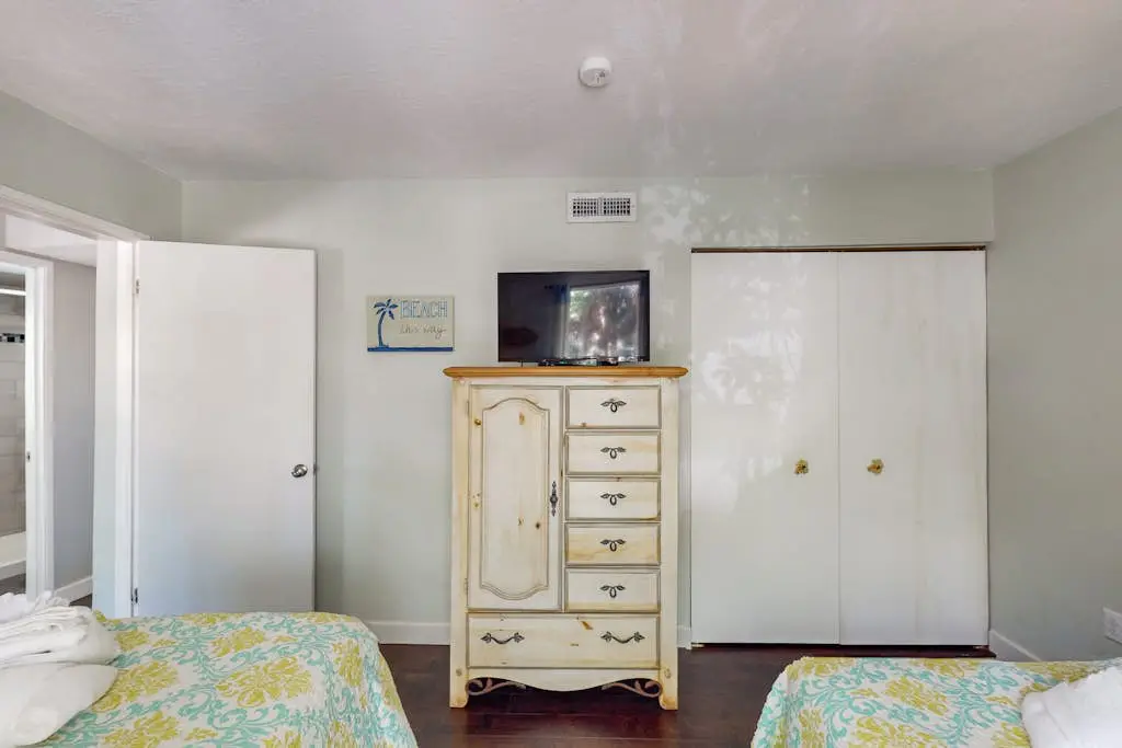 Desirable location with 2 Pools, Walk to Exclusive Beach Cabana