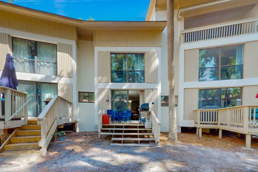 Desirable location with 2 Pools, Walk to Exclusive Beach Cabana