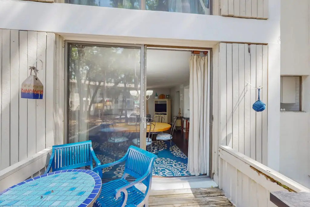 Desirable location with 2 Pools, Walk to Exclusive Beach Cabana