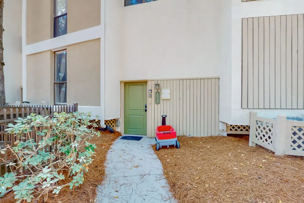 Desirable location with 2 Pools, Walk to Exclusive Beach Cabana