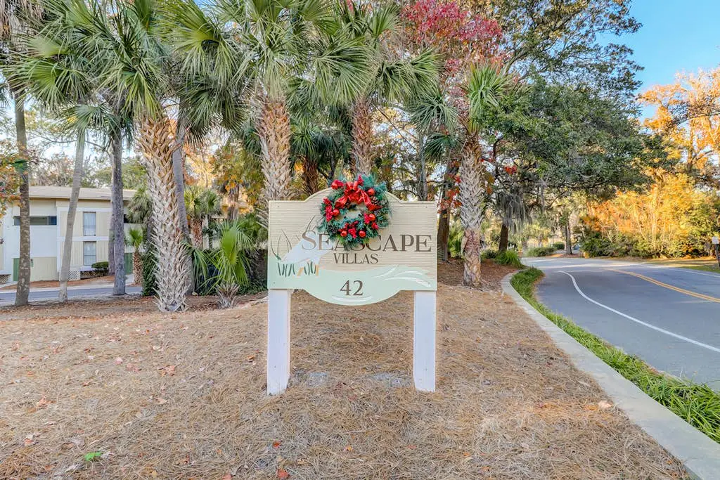 Desirable location with 2 Pools, Walk to Exclusive Beach Cabana