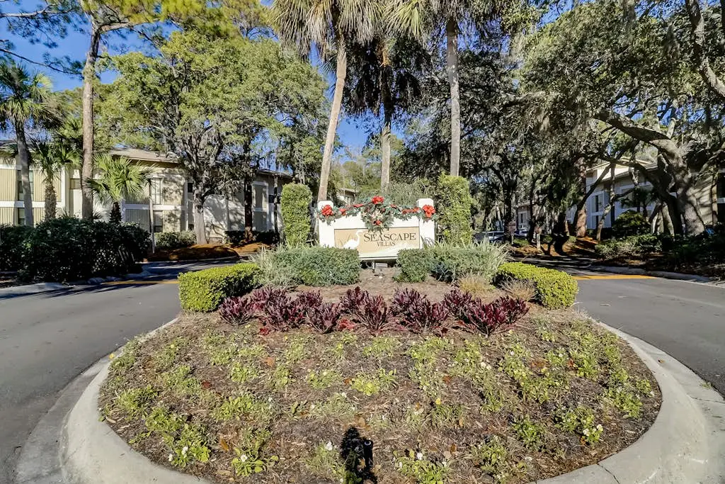 Desirable location with 2 Pools, Walk to Exclusive Beach Cabana