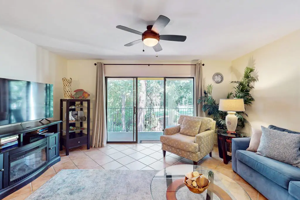 Perfectly Located Family Condo with Shared Pool, Central AC, Private Washer and dryer, Free WiFi