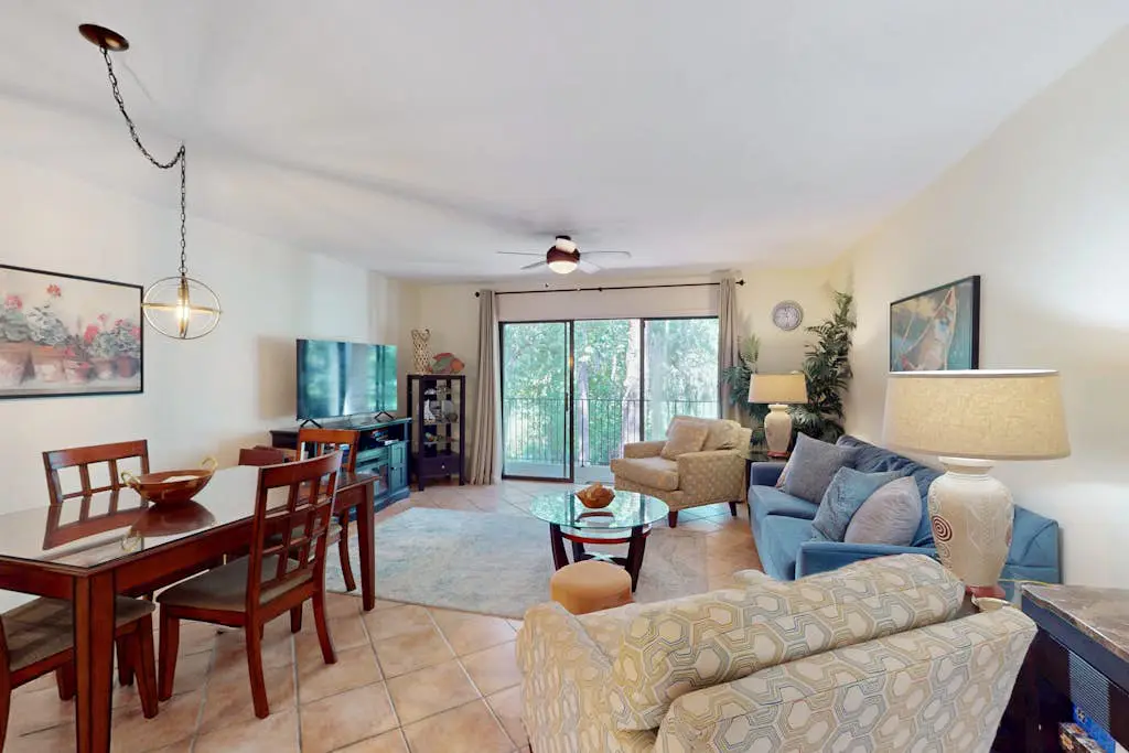 Perfectly Located Family Condo with Shared Pool, Central AC, Private Washer and dryer, Free WiFi
