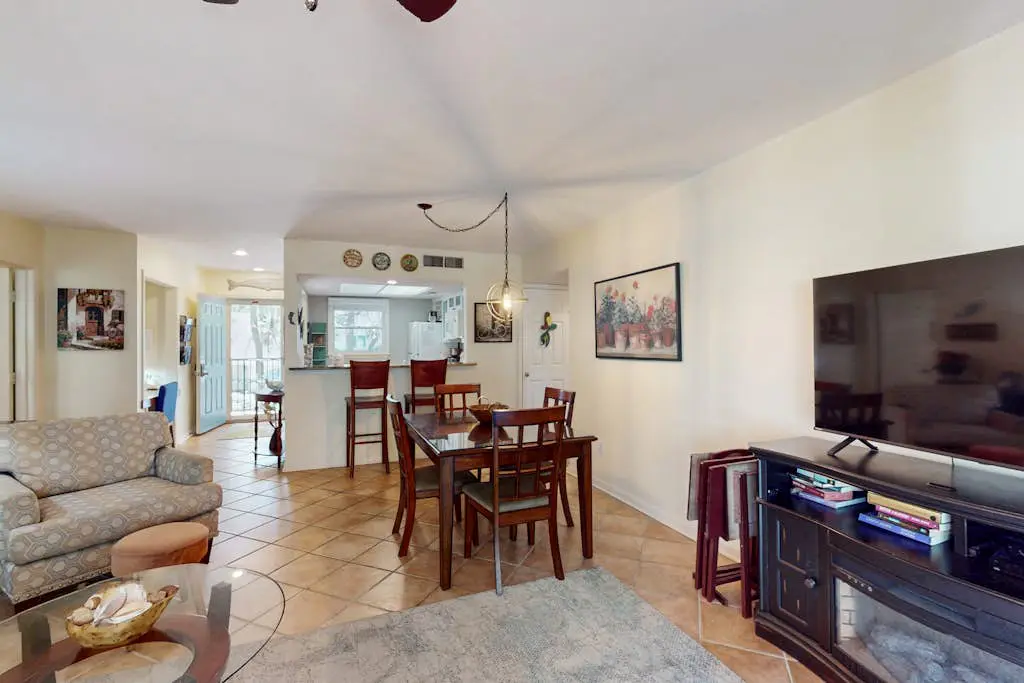 Perfectly Located Family Condo with Shared Pool, Central AC, Private Washer and dryer, Free WiFi