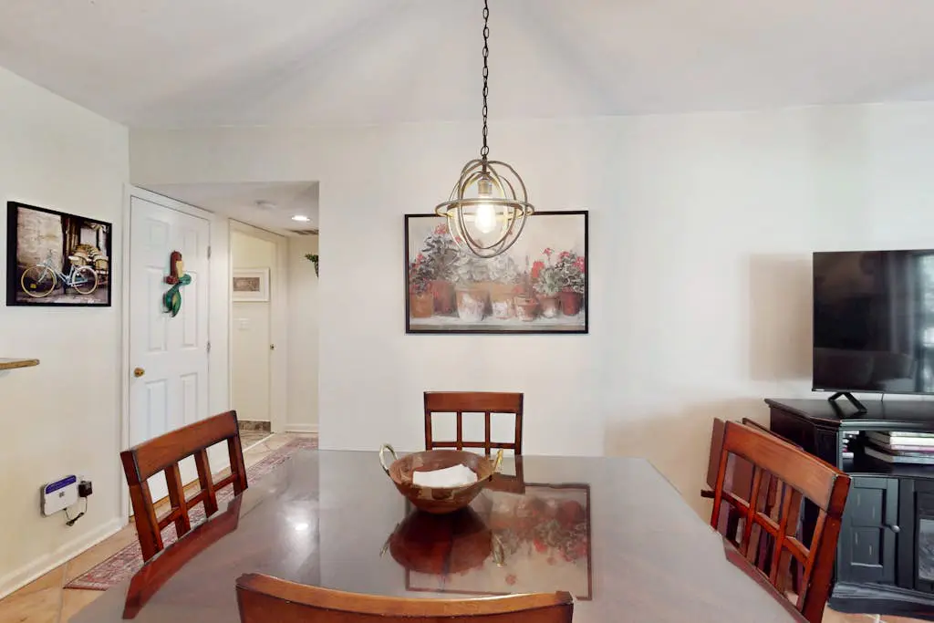 Perfectly Located Family Condo with Shared Pool, Central AC, Private Washer and dryer, Free WiFi
