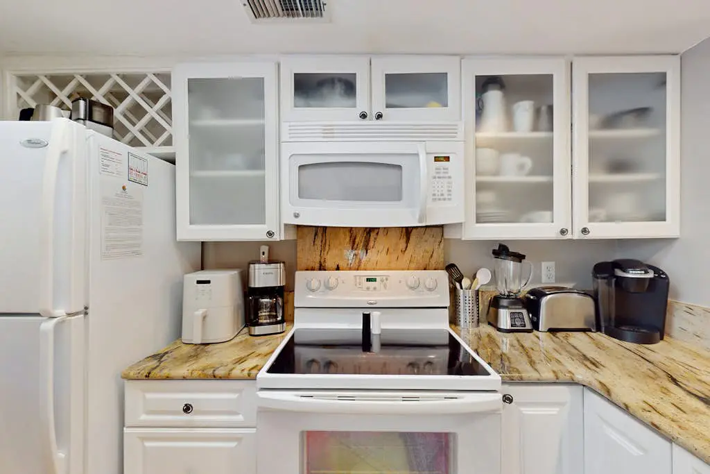 Perfectly Located Family Condo with Shared Pool, Central AC, Private Washer and dryer, Free WiFi