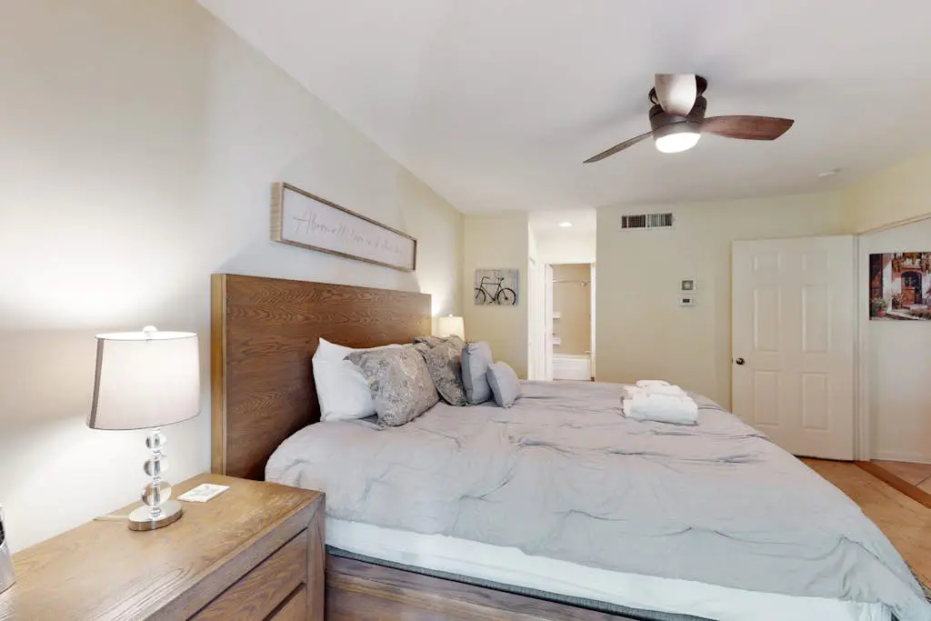 Perfectly Located Family Condo with Shared Pool, Central AC, Private Washer and dryer, Free WiFi