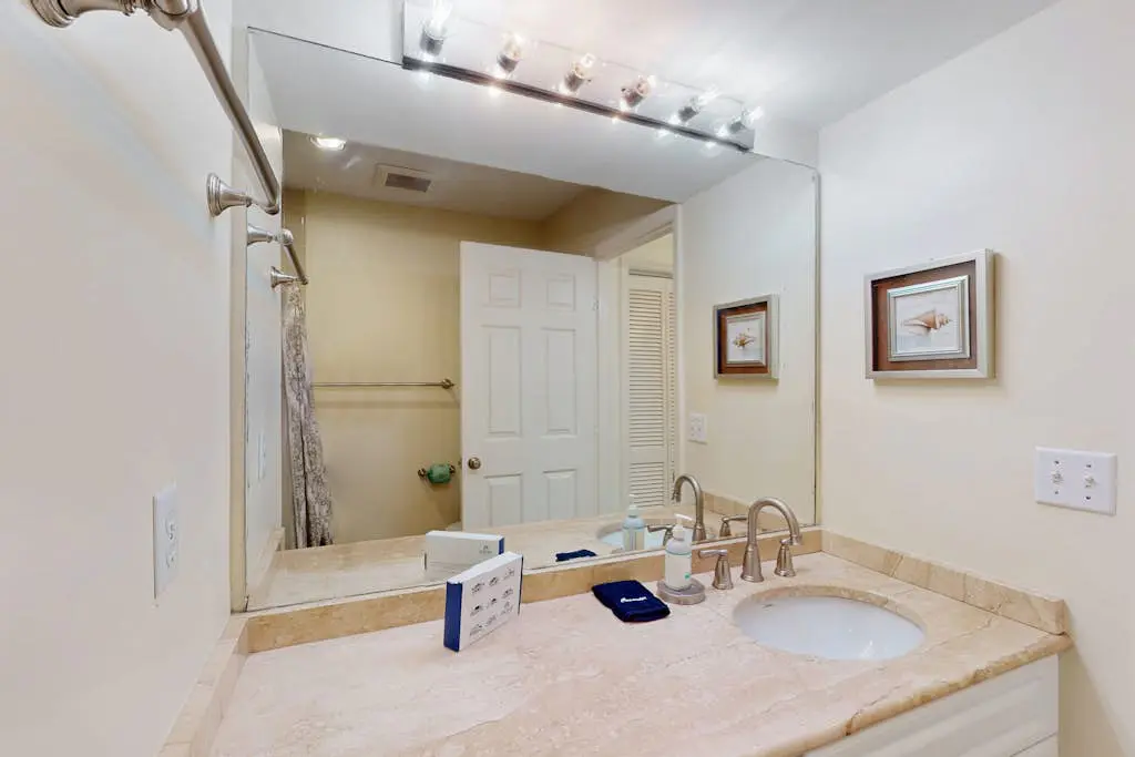 Perfectly Located Family Condo with Shared Pool, Central AC, Private Washer and dryer, Free WiFi