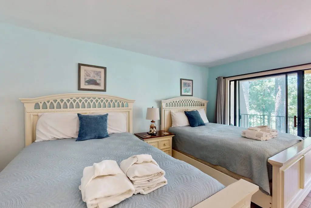 Perfectly Located Family Condo with Shared Pool, Central AC, Private Washer and dryer, Free WiFi