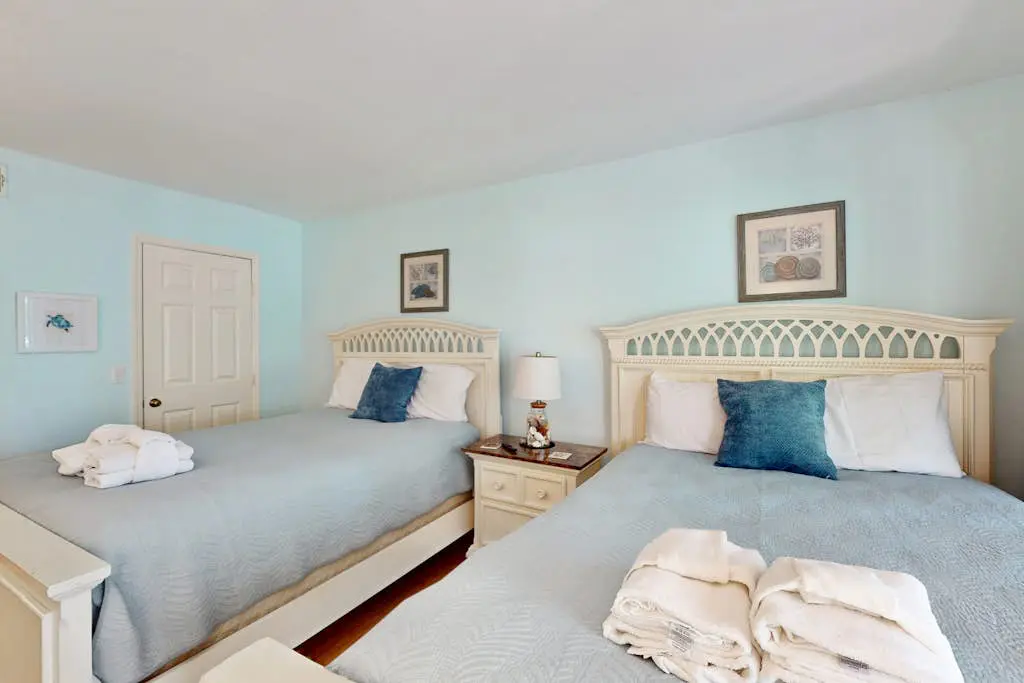 Perfectly Located Family Condo with Shared Pool, Central AC, Private Washer and dryer, Free WiFi