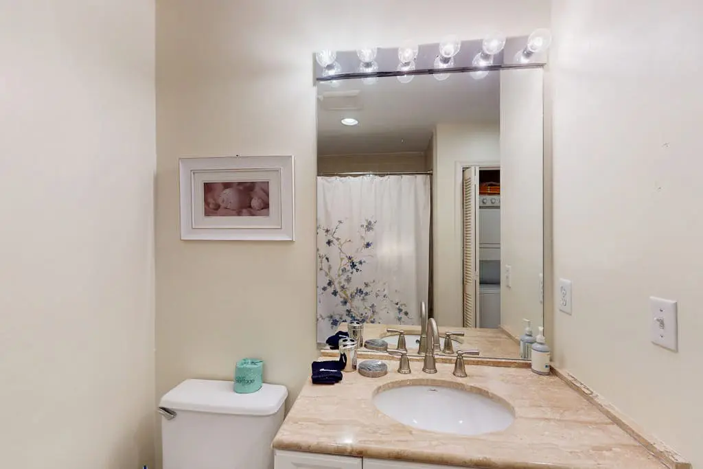 Perfectly Located Family Condo with Shared Pool, Central AC, Private Washer and dryer, Free WiFi