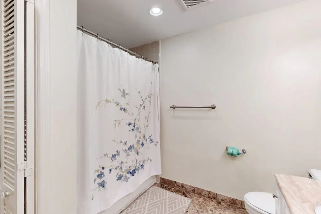Perfectly Located Family Condo with Shared Pool, Central AC, Private Washer and dryer, Free WiFi
