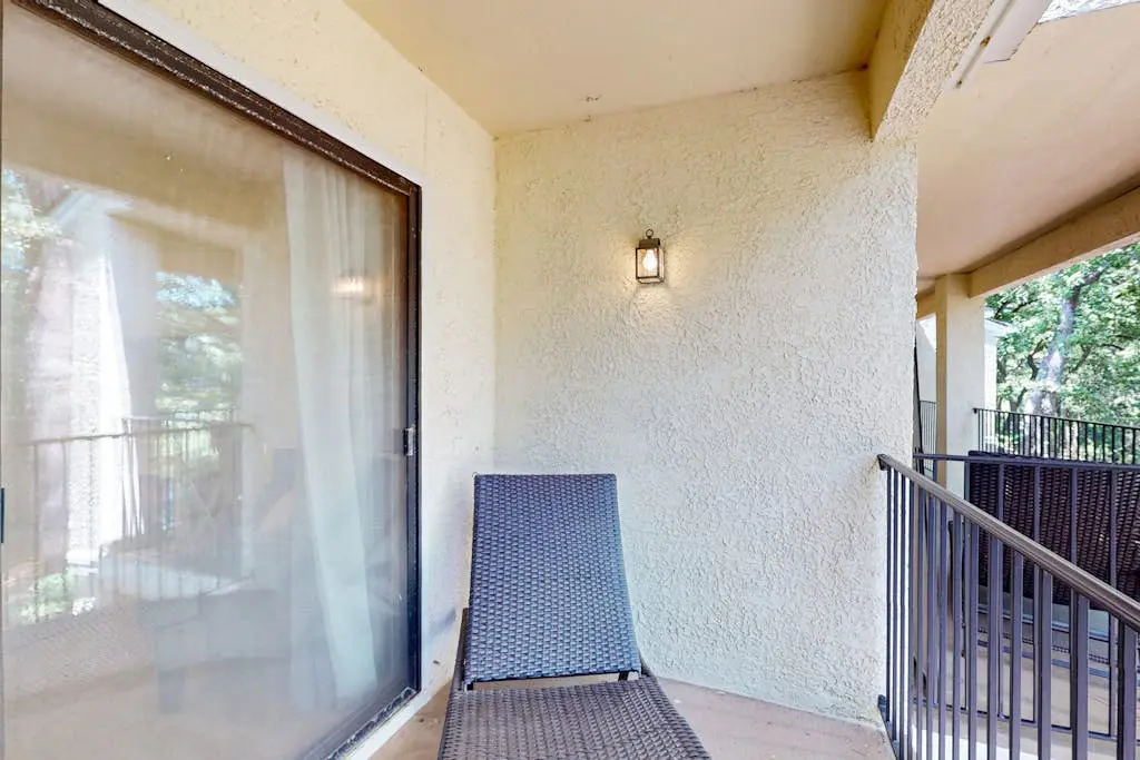 Perfectly Located Family Condo with Shared Pool, Central AC, Private Washer and dryer, Free WiFi