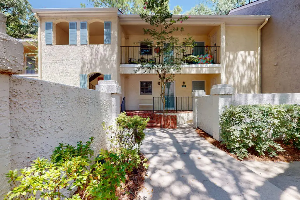 Perfectly Located Family Condo with Shared Pool, Central AC, Private Washer and dryer, Free WiFi