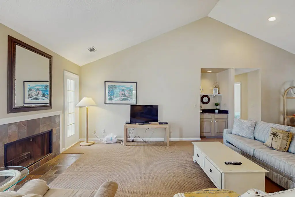 Homey second-floor villa with admittance to shared pool and close to beaches