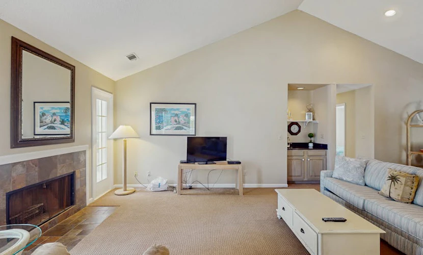 Homey second-floor villa with admittance to shared pool and close to beaches