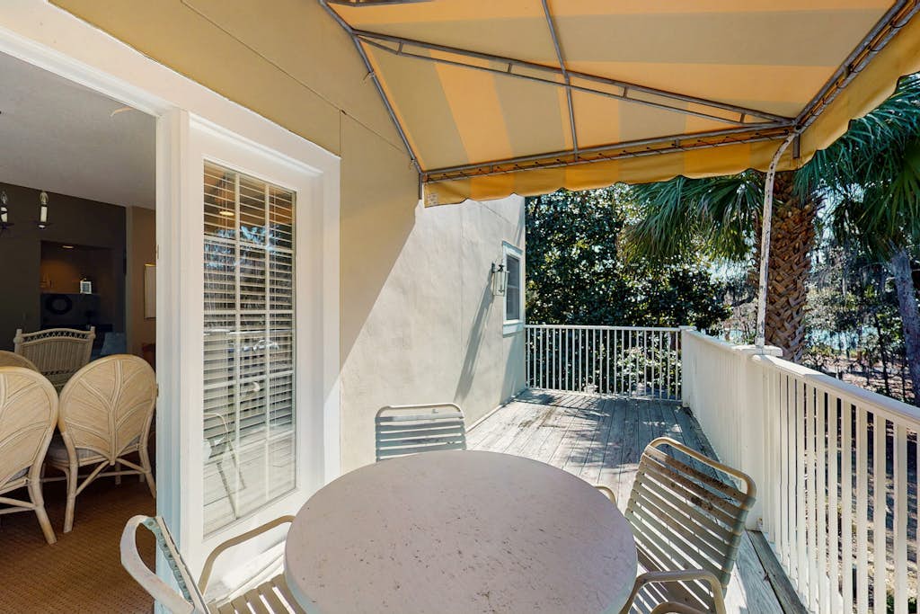 Homey second-floor villa with admittance to shared pool and close to beaches