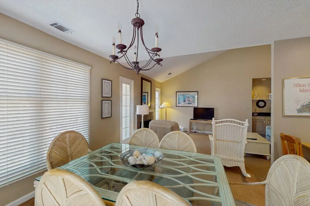 Homey second-floor villa with admittance to shared pool and close to beaches