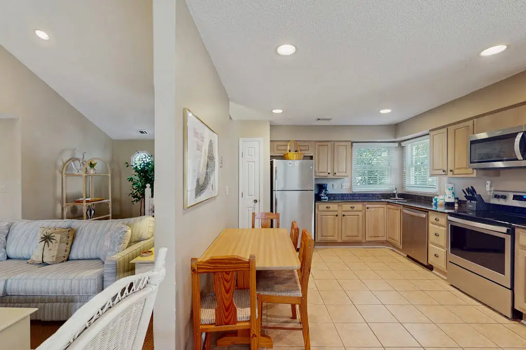 Homey second-floor villa with admittance to shared pool and close to beaches
