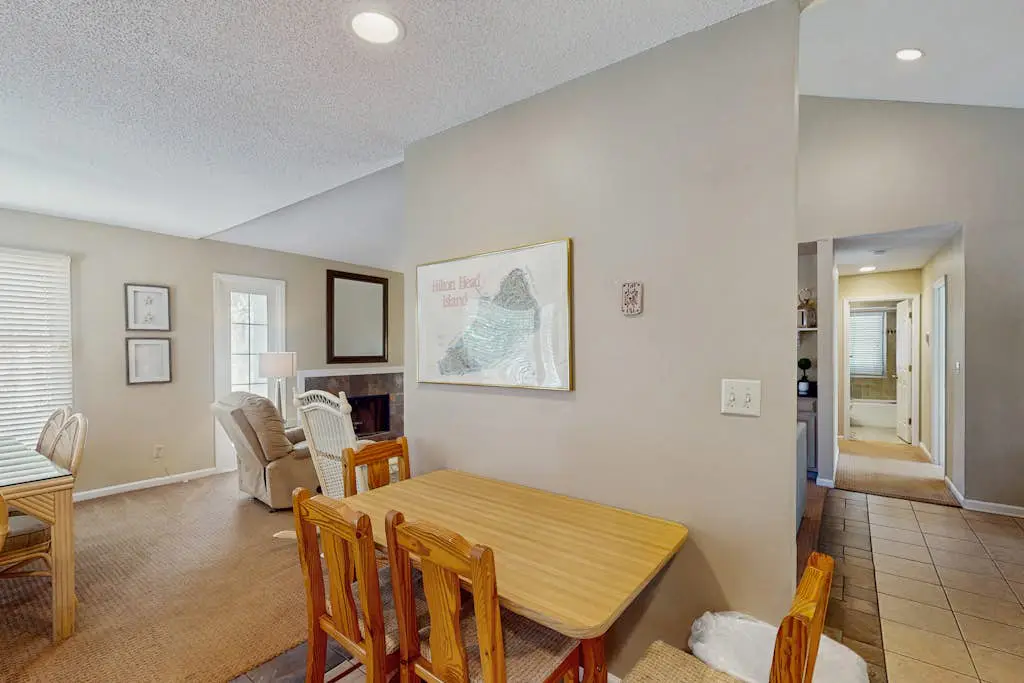 Homey second-floor villa with admittance to shared pool and close to beaches