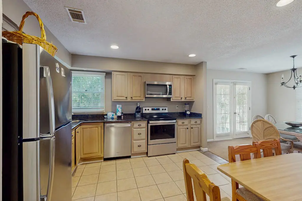 Homey second-floor villa with admittance to shared pool and close to beaches