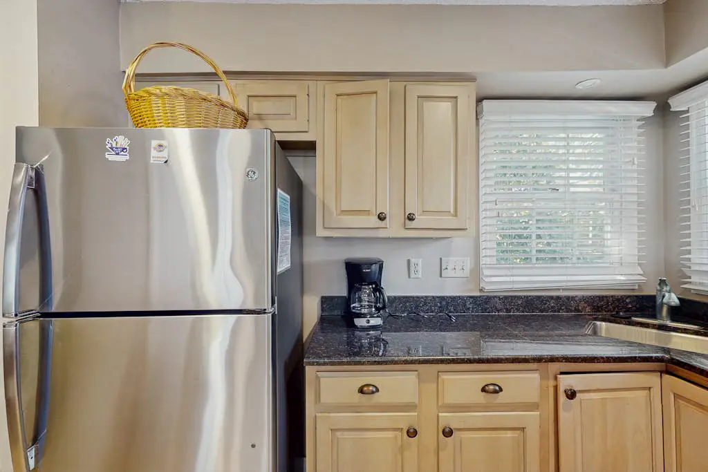 Homey second-floor villa with admittance to shared pool and close to beaches