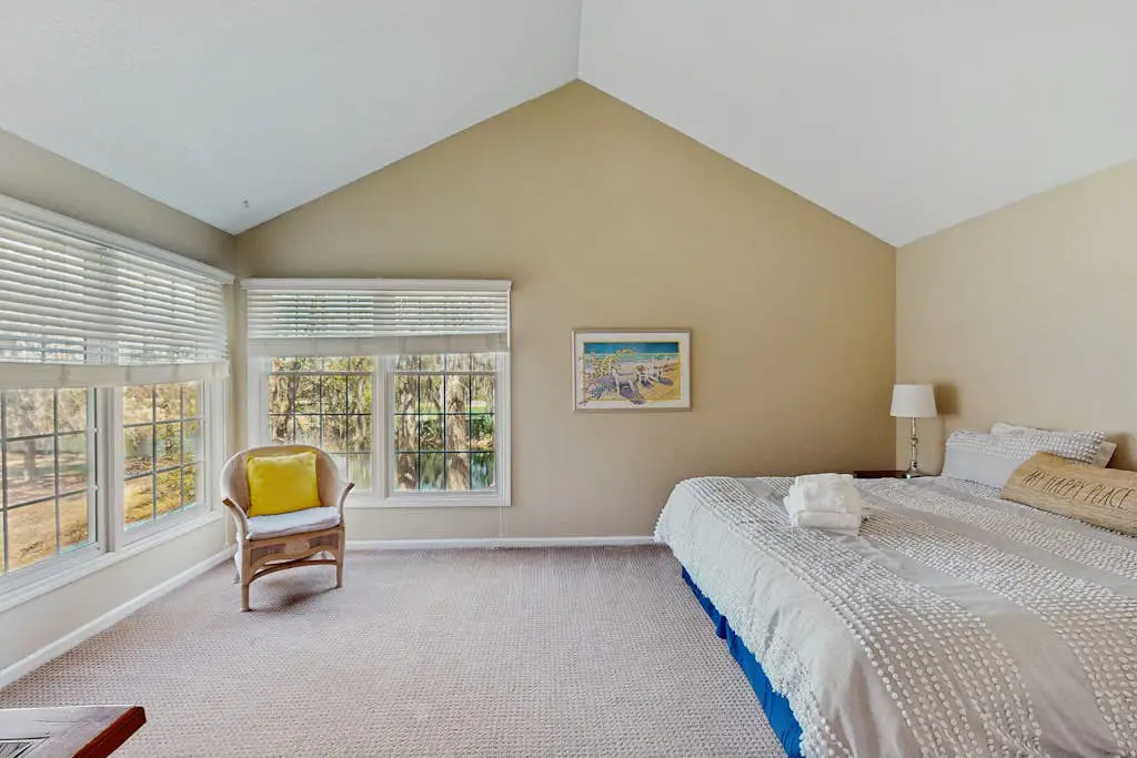 Homey second-floor villa with admittance to shared pool and close to beaches