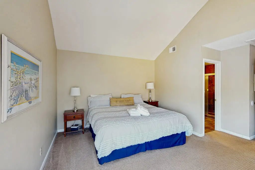 Homey second-floor villa with admittance to shared pool and close to beaches