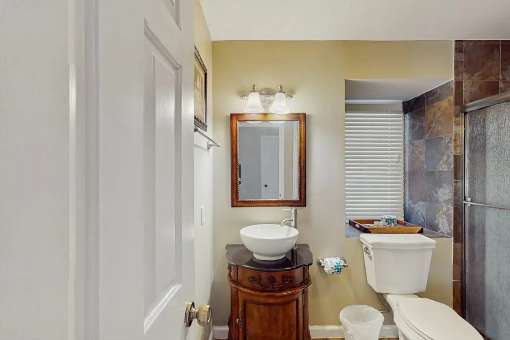 Homey second-floor villa with admittance to shared pool and close to beaches