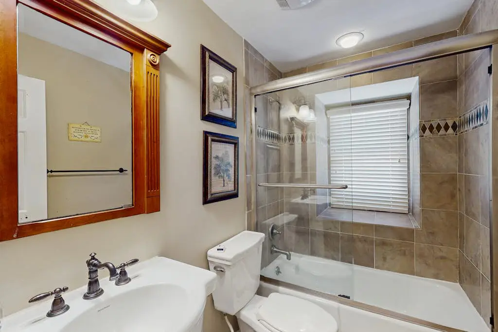 Homey second-floor villa with admittance to shared pool and close to beaches