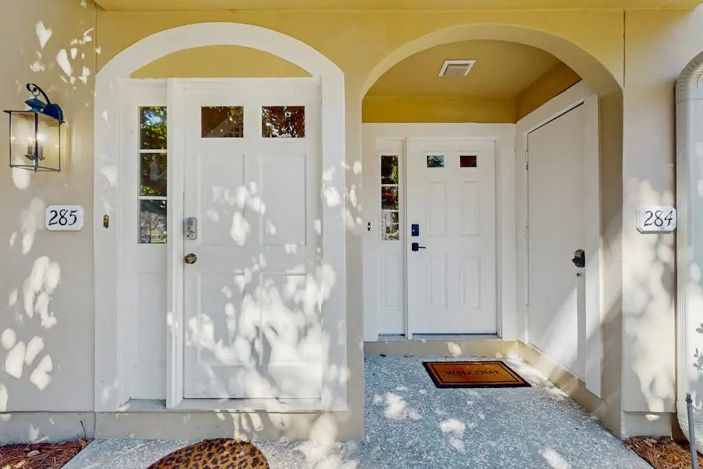 Homey second-floor villa with admittance to shared pool and close to beaches