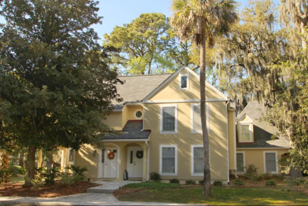 Homey second-floor villa with admittance to shared pool and close to beaches