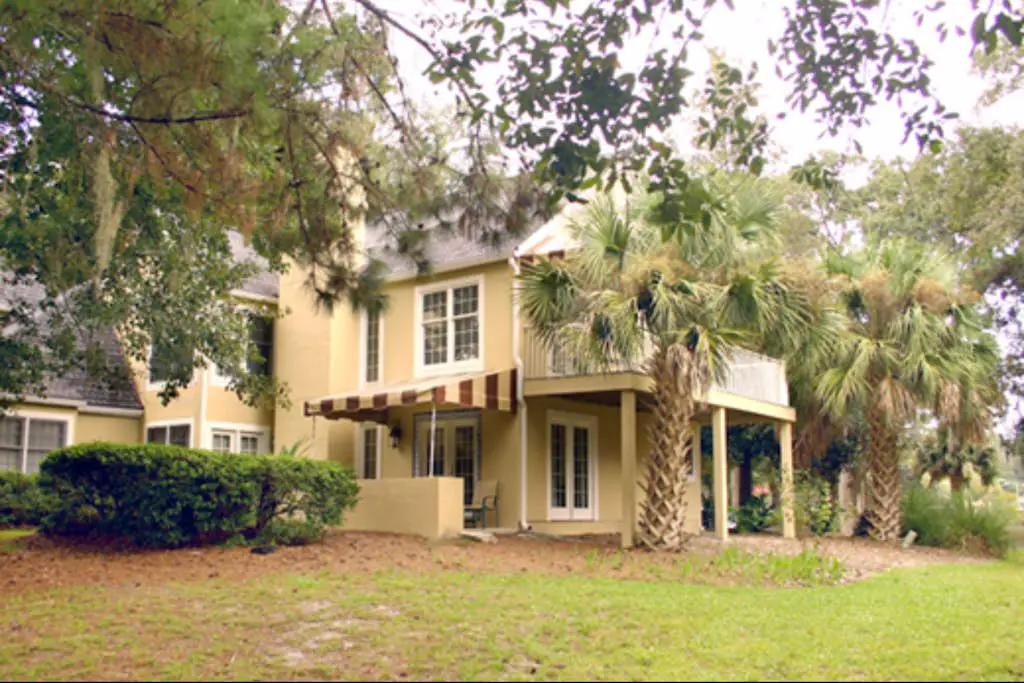 Homey second-floor villa with admittance to shared pool and close to beaches