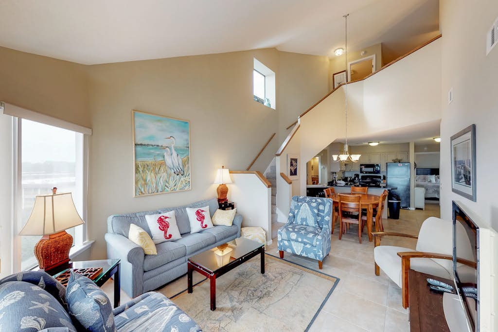 Waterfront Penthouse Villa with Shared Pool and Ocean View - Close to the Beach