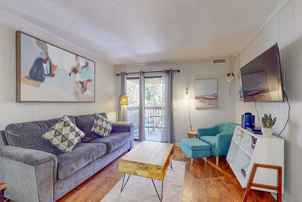 Condo 1 block from Coligny Plaza with on-site pool, balcony, & W/D